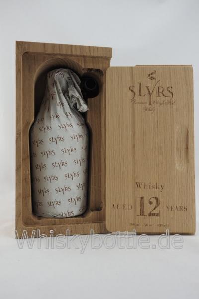 Slyrs 12 Jahre 2006-2018 im Eichenholzblock 43,0% vol. 0,7l + Probe 5 cl Slyrs 12 Jahre 2006-2018 im Eichenholzblock 43,0% vol. 0,7l + Probe 5 cl